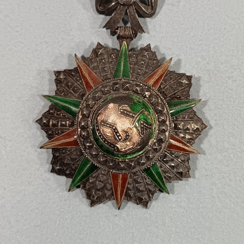 TUNISIE MEDAILLE D'OFFICIER DE L'ORDRE TUNISIEN DU NICHAN IFTIKHAR MUHAMMAD EL NACEUR 1906-1922 EN ARGENT POINCONNEE